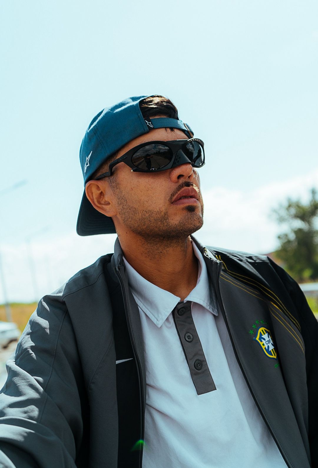 Modelo LATINOS TUNED usando gafas negras en exterior