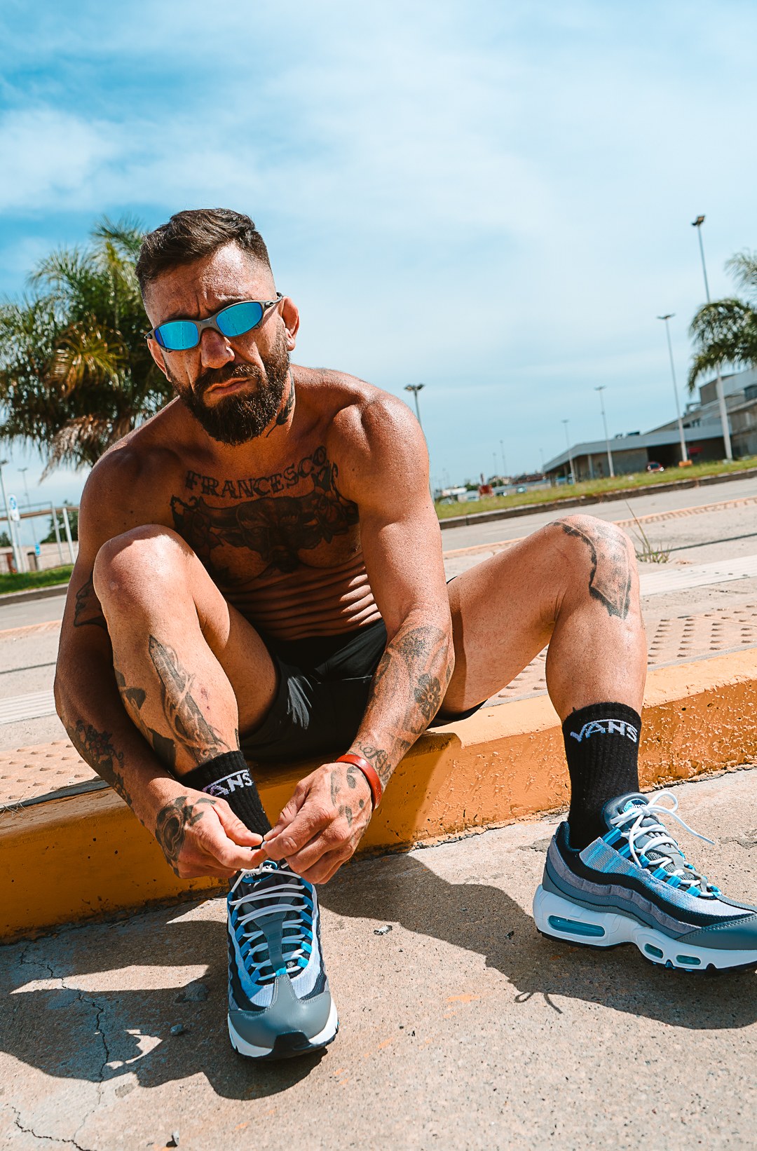 Modelo LATINOS TUNED sentado usando gafas azules