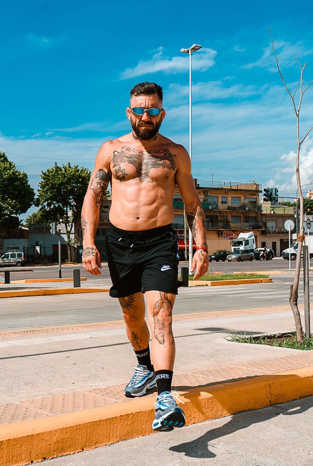 Modelo LATINOS TUNED caminando con gafas azules