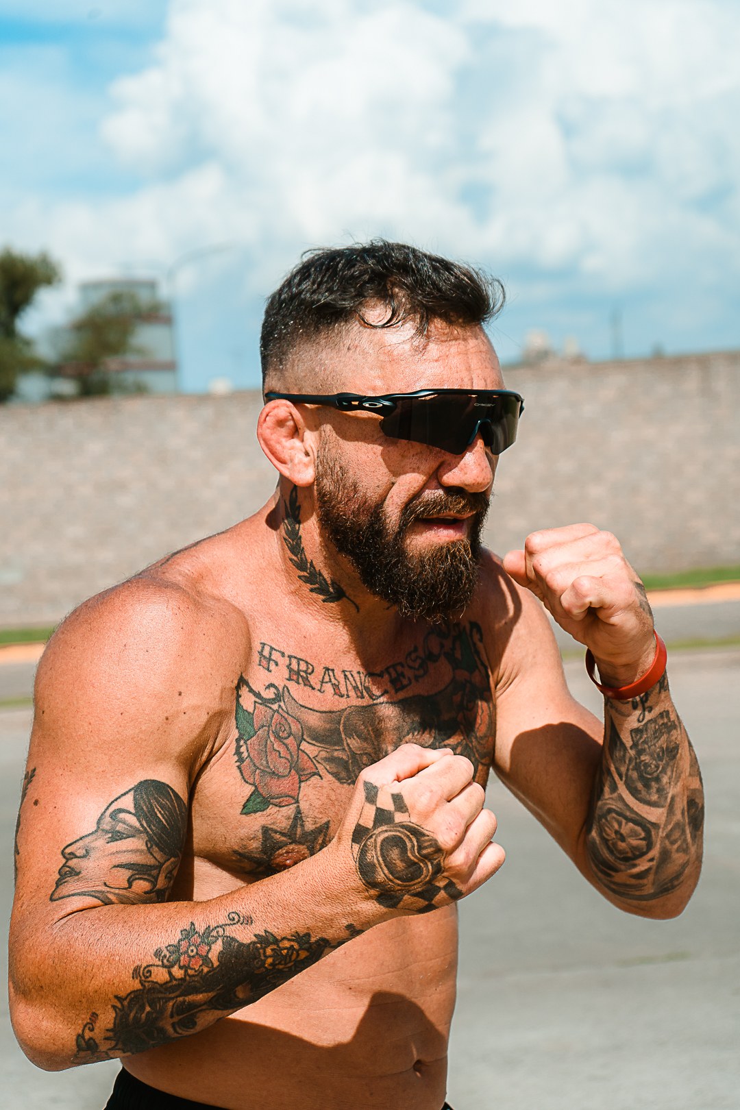 Modelo LATINOS TUNED con gafas negras en movimiento