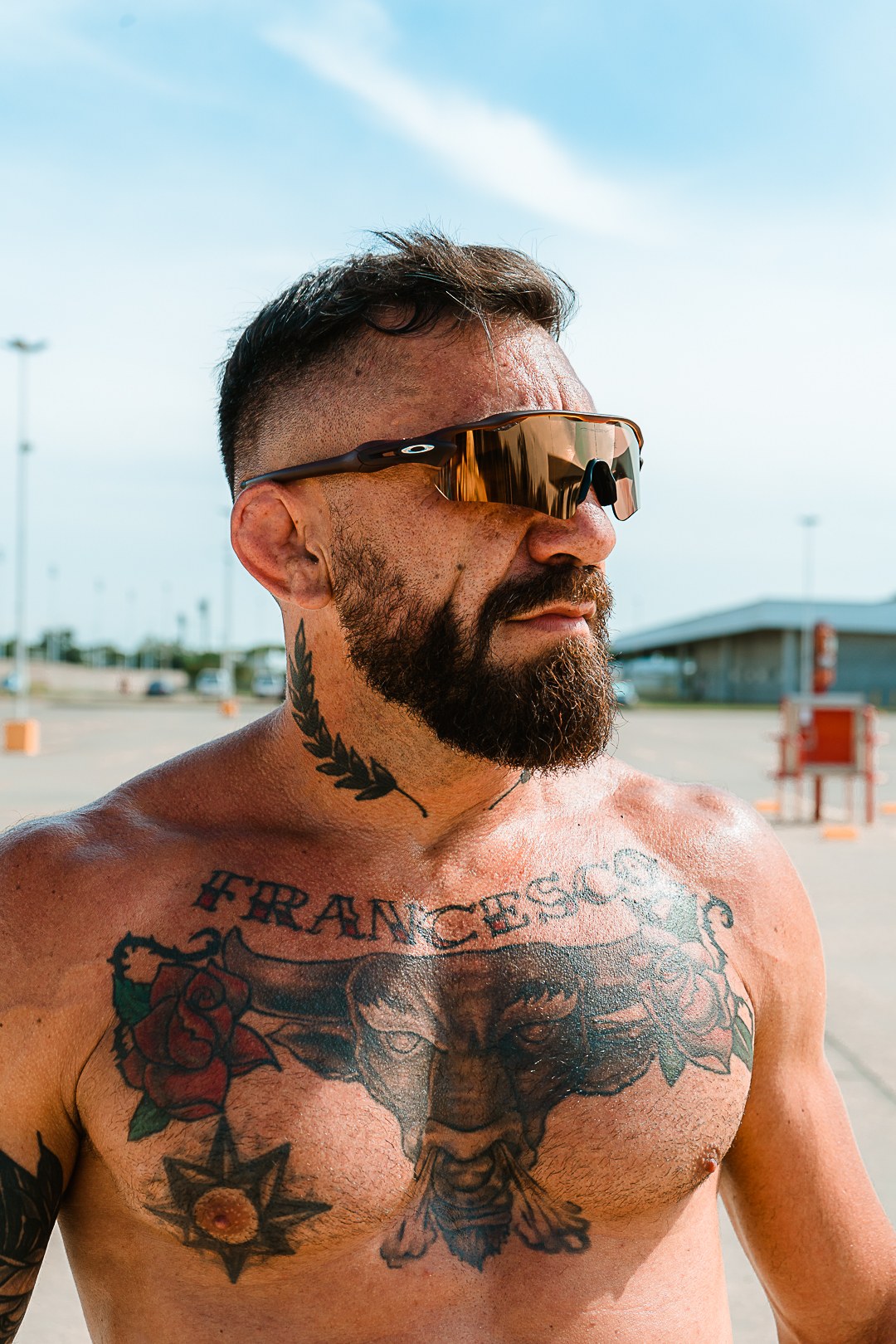 Modelo LATINOS TUNED con gafas polarizadas y tatuajes
