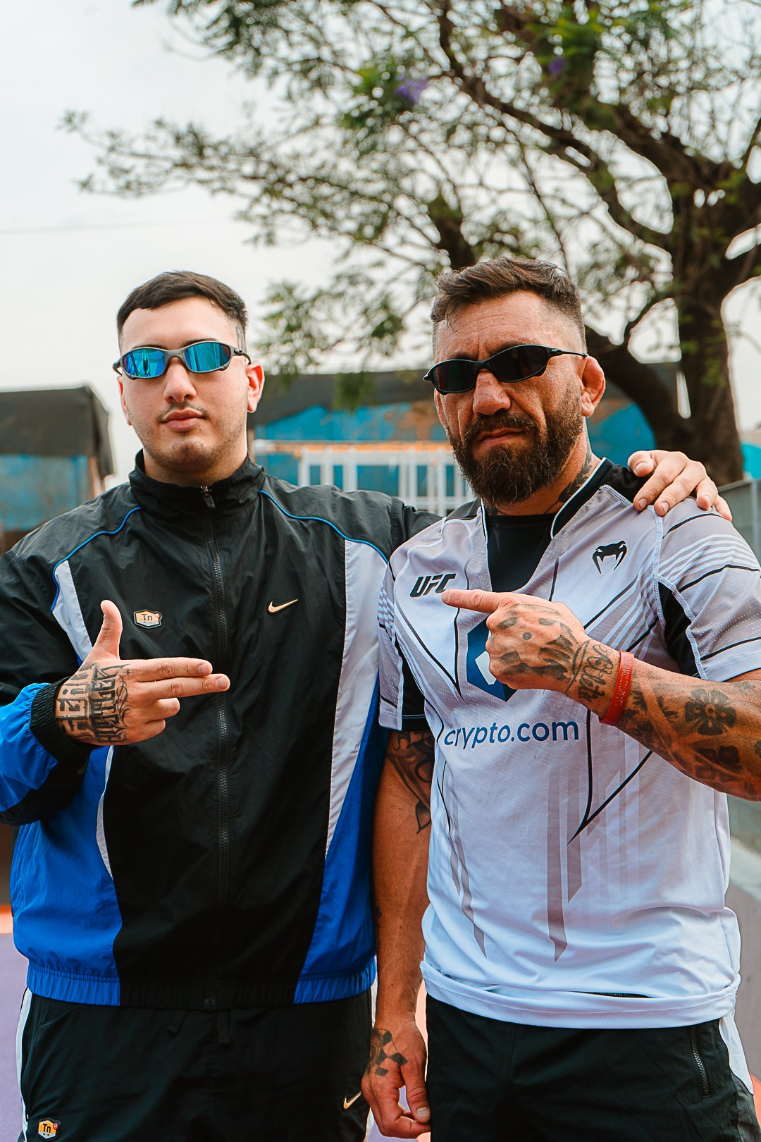 Modelos LATINOS TUNED usando gafas en produccion urbana