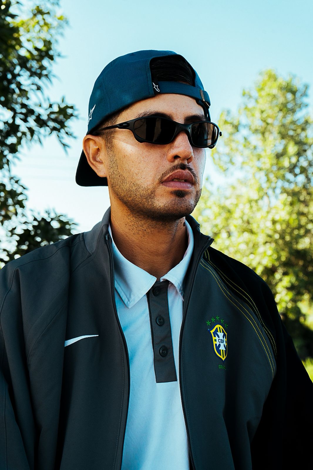 Modelo LATINOS TUNED con campera y lentes