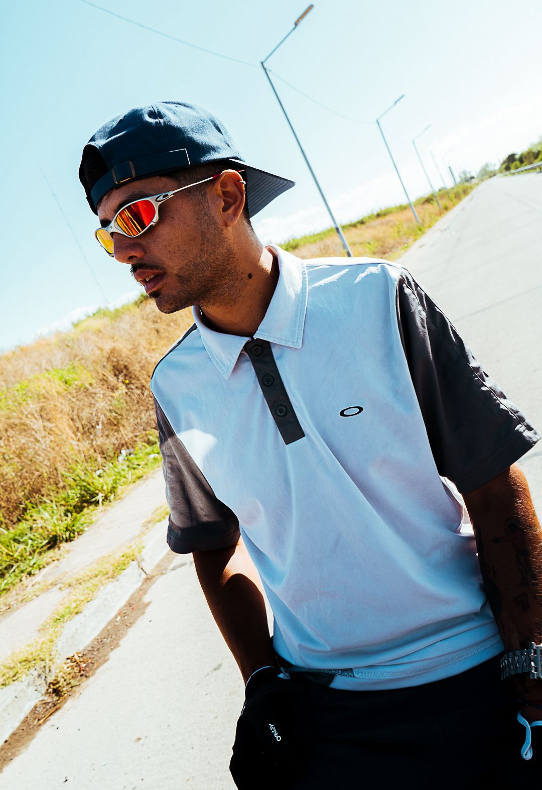Modelo LATINOS TUNED con gafas polarizadas