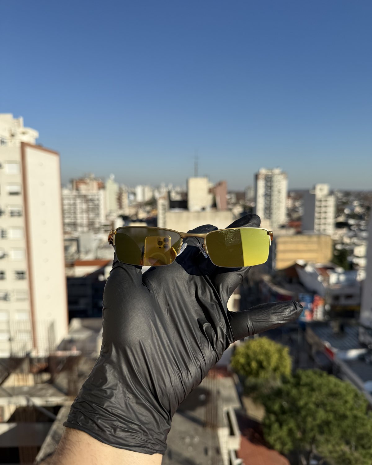 Detalle dorado de lentes LATINOS TUNED